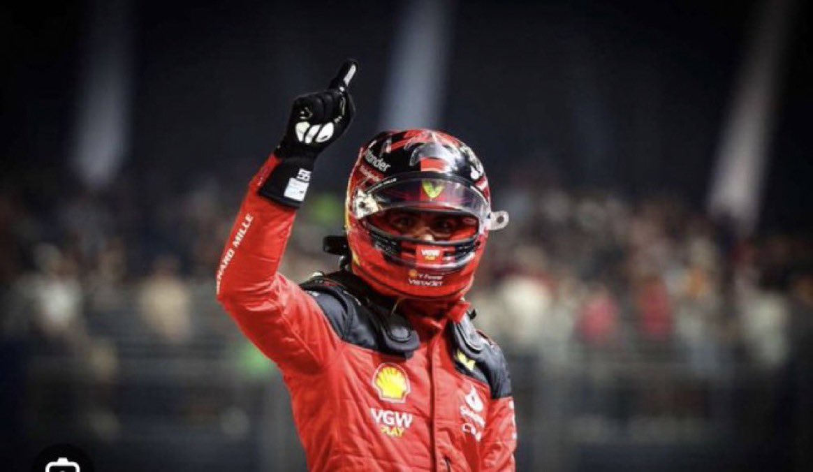 A #Singapore trionfa uno straordinario Carlos #Sainz 🔴 Per la #Ferrari è il primo successo dopo 434 giorni🏎️ Lo spagnolo centra il secondo successo in #F1 dopo quello ottenuto a #Silverstone nel 2022