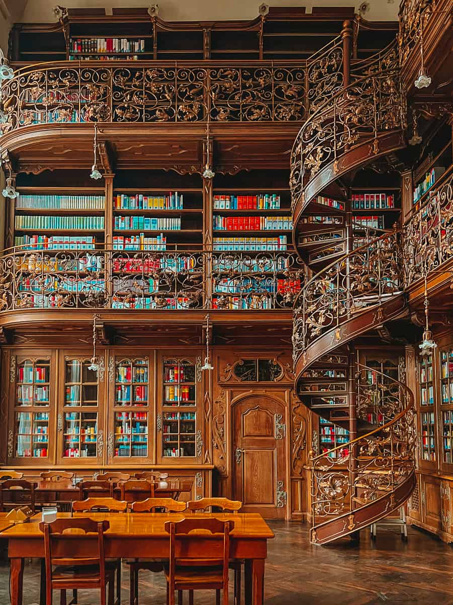 archeohistories's tweet photo. Munich's Municipal Law Library; considered as one of most beautiful libraries in the world. 

This small 'German Literary Treasure', located within the city’s Neues Rathaus (New Town Hall), Munich, Germany. which was built between 1867-1908 CE, by Georg von Hauberrisser in a Gothic Revival architecture style, which is supposed to resemble a bright warm forest.

It had rich wood levels, ivy lamps, and vine-covered staircases. There was originally a painted mural ceiling but it was damaged during WWII and the reconstruction left it white. All details are spectacular, which caught attention of filmmakers and it was featured in films such as “Cabaret” starring Liza Minelli.

#archaeohistories