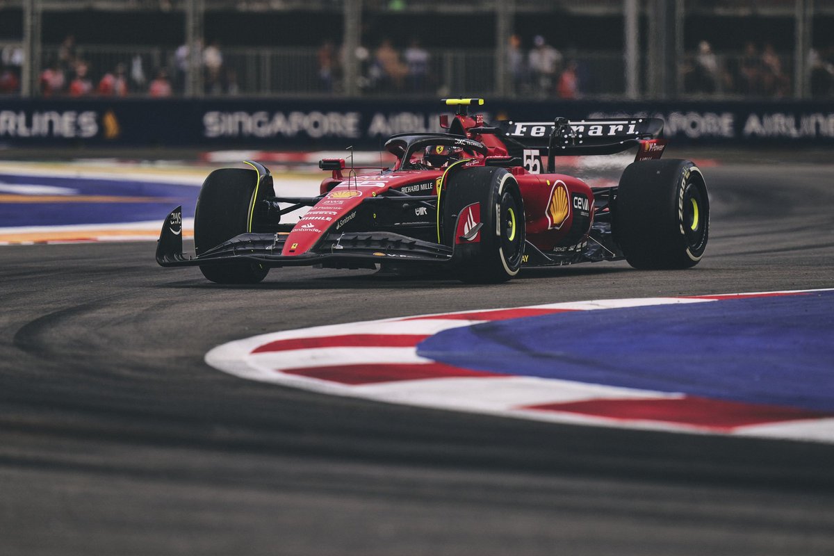 Kemenangan Carlos Sainz di Marina Bay kali ini adalah bagian dari psychological play jenius darinya.

Small details kaya gini jarang banget dilihat sama kebanyakan orang.

Keputusan Sainz untuk sengaja memberi DRS ke Lando Norris terbukti membuahkan hasil.
