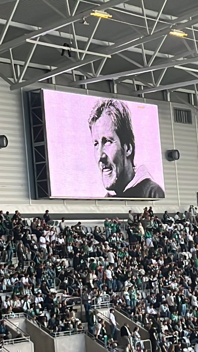 Hasingio's tweet image. Kenta 75 år! 💚 Min fd gymnastiklärare och framförallt Mr Bajen. Glömmer aldrig elev-matchen mot lärarna för sisådär 25 år sedan.