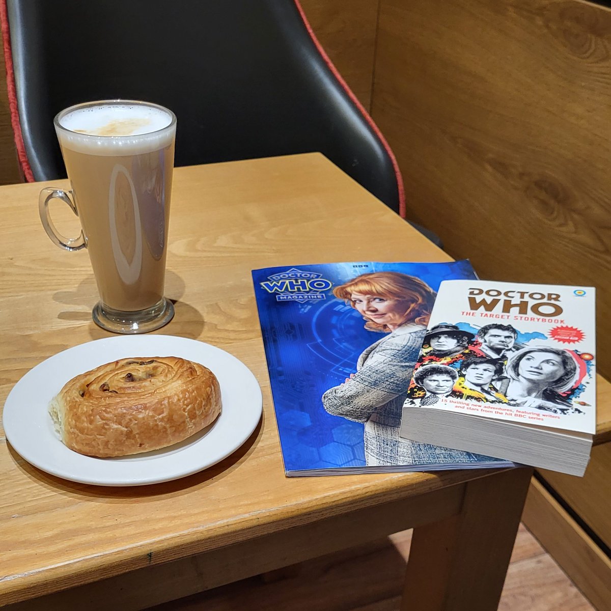 CyberLeader22's tweet image. Time to catch up on some Sunday reading! 📚 

#DoctorWho #TargetBooks #DWM