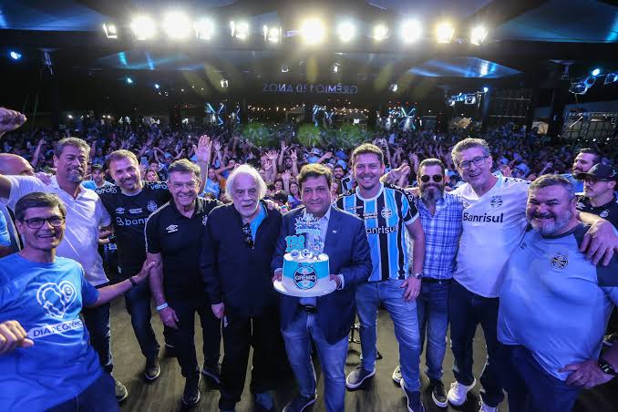 ReidoSul1's tweet photo. Parabéns a direção do Grêmio na organização da festa de aniversário do clube.

Jantares elitistas c altos valores, não são o correto num aniversário de um clube que detém perto de 70% da torcida do Rio Grande.

Trouxeram a torcida, ela que é o Grêmio, para perto. 

📷 Diego Vara https://t.co/SEDBDpZxkx