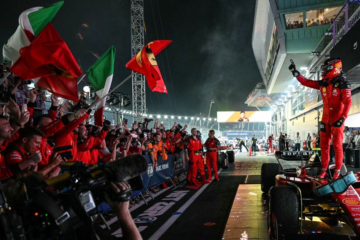 🇮🇹 Tifosi mutlu, İtalya mutlu! Carlos Sainz, Ferrari'ye sezonun ilk galibiyetini getirdi. #SingaporeGP