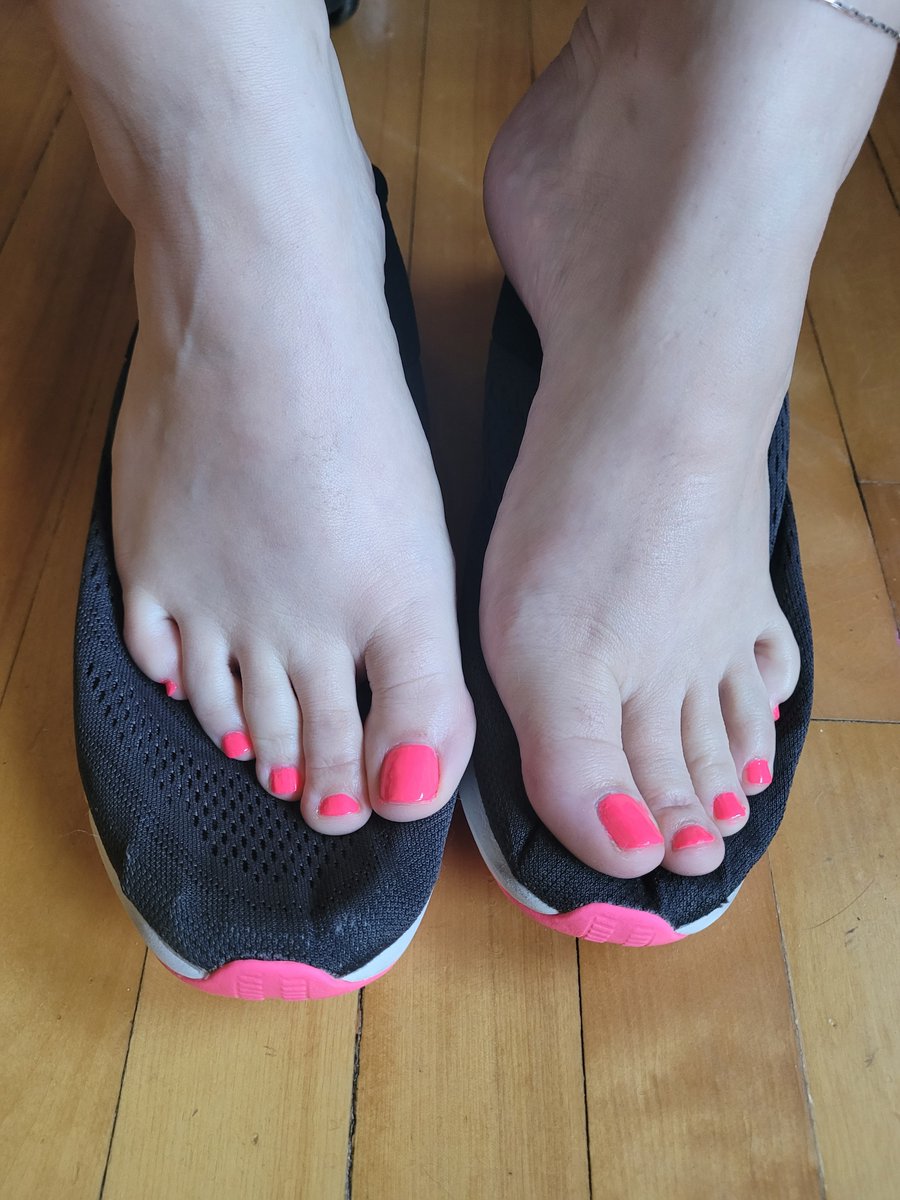 SweetCanFeet's tweet photo. Happy Sunday! Off to the gym! ❤️

#feet #footfetishbabe #footfettish #gymmotivation #nodaysoff #pink #toeslovers #lickmysoles #gym https://t.co/0T0QeVxzC3