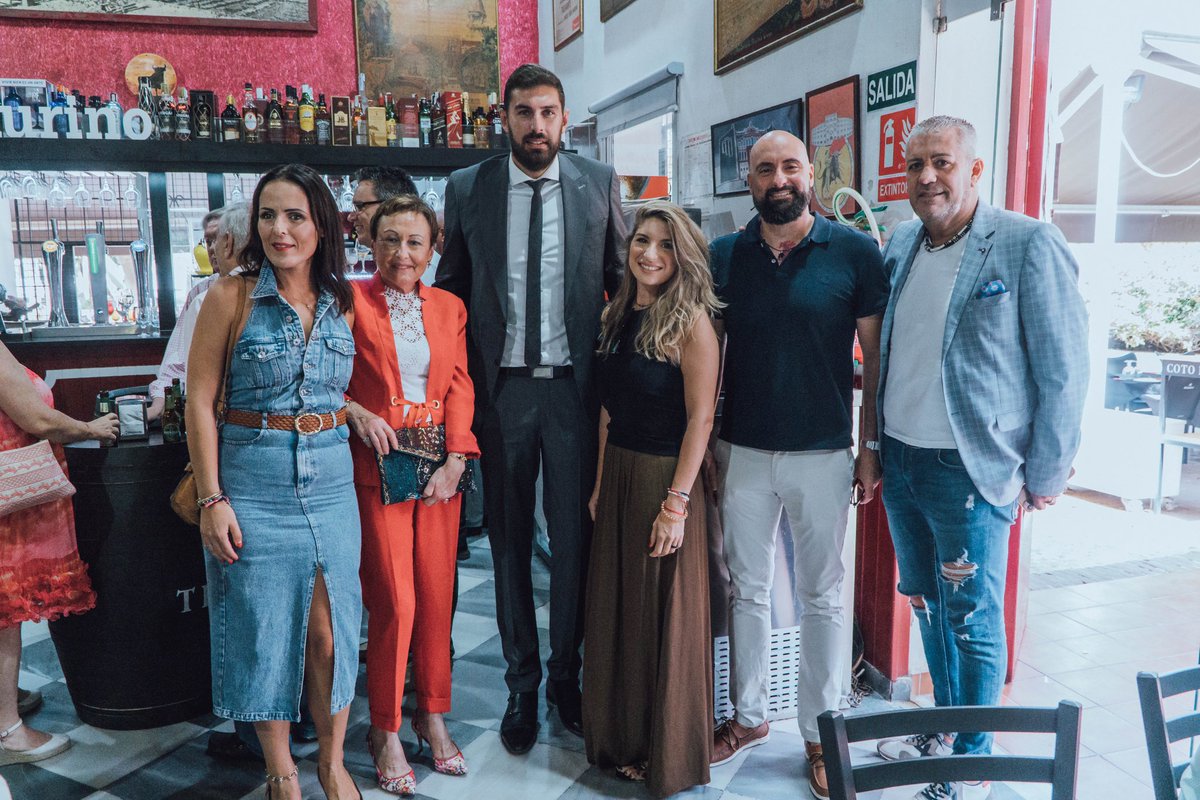 JA_Antelo's tweet photo. He tenido el honor de entregar el premio de “Mejor rejoneador” de la Feria Taurina 2022 a @DiegoVentura82 en el @clubtaurinomur.

🗣️ Defendemos nuestra cultura, nuestra tradición, la Fiesta Nacional como es la Tauromaquia y también la caza, que está siendo muy perseguida. Vamos a ser un dique de contención total frente a las políticas de la izquierda.

#VOXConLosToros 🐂🇪🇸
@regiondemurcia 

⬇️Hilo⬇️