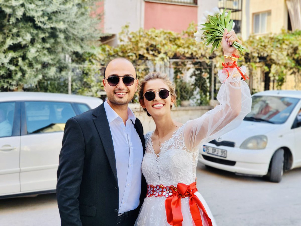 ozlemoyntr's tweet photo. Aynı hayatı paylaşalı ne çabuk 1 yıl oldu. Seninle arkadaşlık başkaydı,  sevgililik başka ama eş olmak bambaşka bir şeymiş. Çok şükür varlığına canım eş. 🙏🏻 https://t.co/f3Hlz0E6Ee