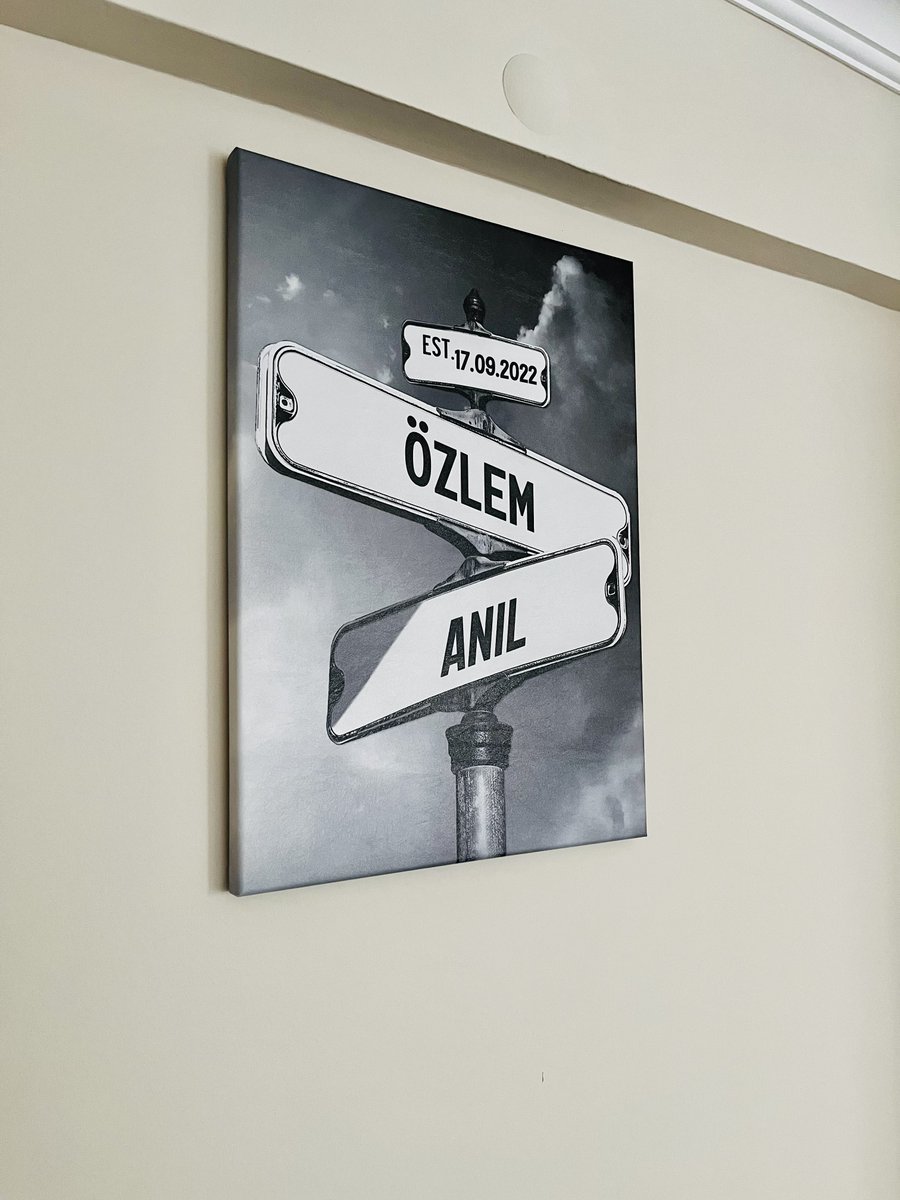 ozlemoyntr's tweet photo. Aynı hayatı paylaşalı ne çabuk 1 yıl oldu. Seninle arkadaşlık başkaydı,  sevgililik başka ama eş olmak bambaşka bir şeymiş. Çok şükür varlığına canım eş. 🙏🏻 https://t.co/f3Hlz0E6Ee