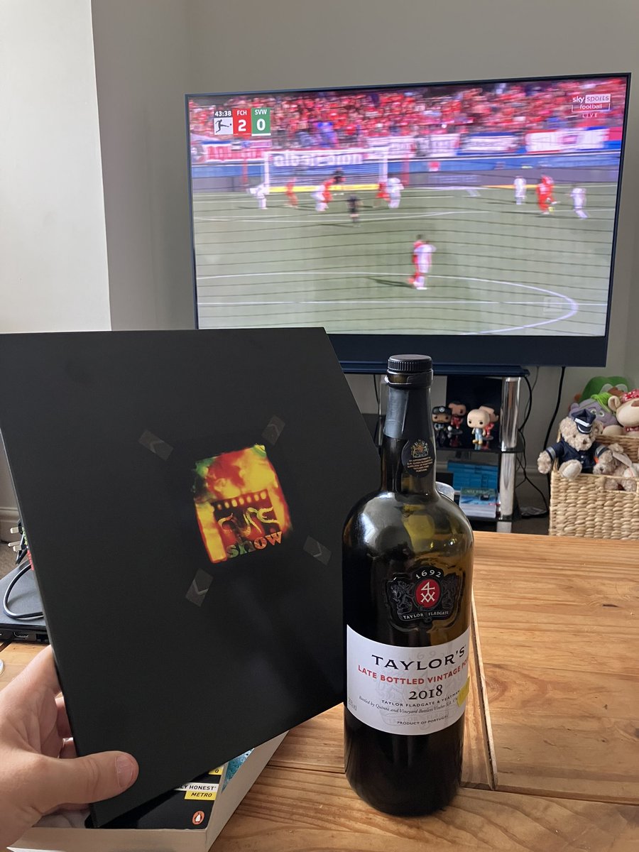 Pretty perfect Sunday afternoon ❤️ new @thecure vinyl spinning, a bottle of @TaylorsPortWine and Bundesliga on the box! #SundayFunday #sunday #Cure #port