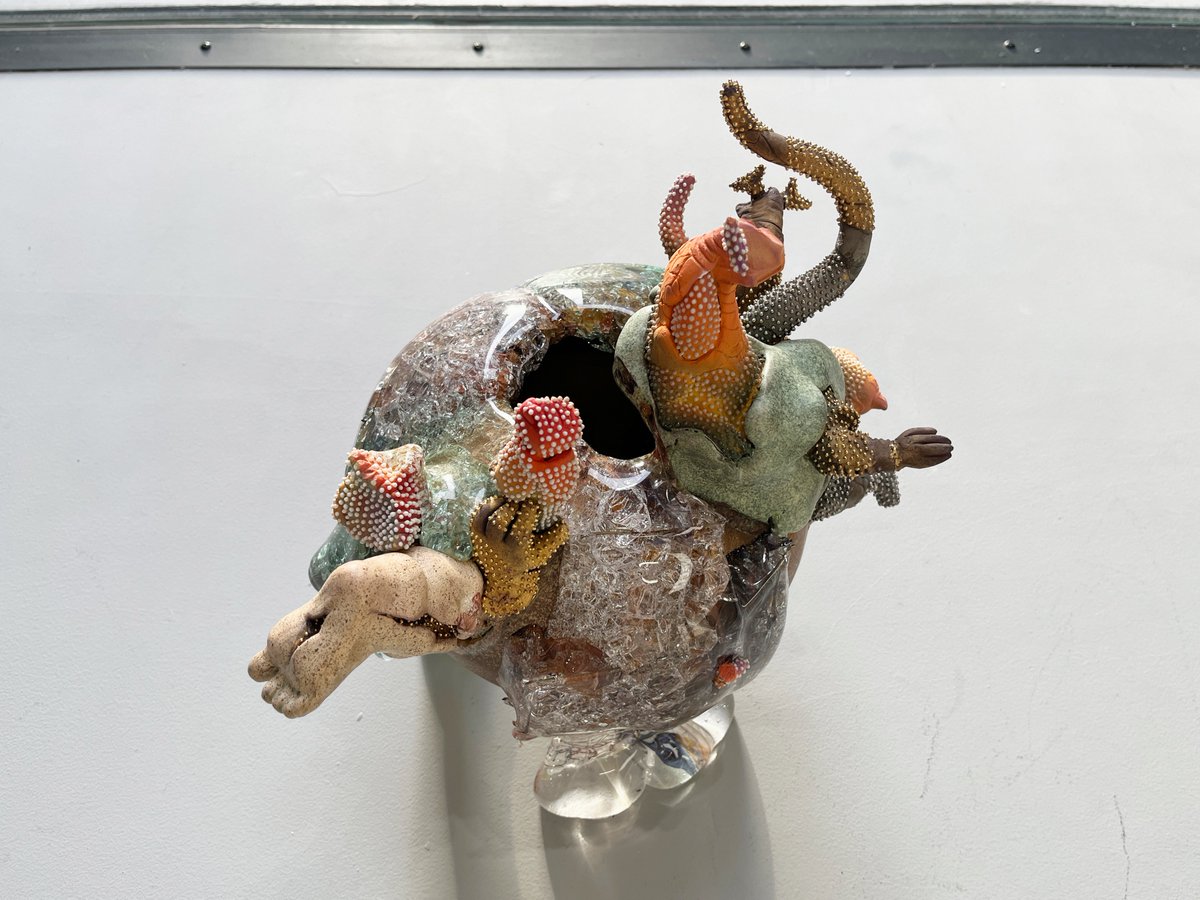 hamuzou's tweet image. 「MEMORIES 01」をCADAN有楽町で見た。10月末の閉廊に向けたラスト展覧会シリーズ第一弾。井上佳昭さんのセレクトによる、すべて女性アーティストの作品で構成した展示。テーマは『多様性と共感』。写真は三島喜美代さんの作品、篠崎裕美子さんの作品、会場風景。9/17まで。