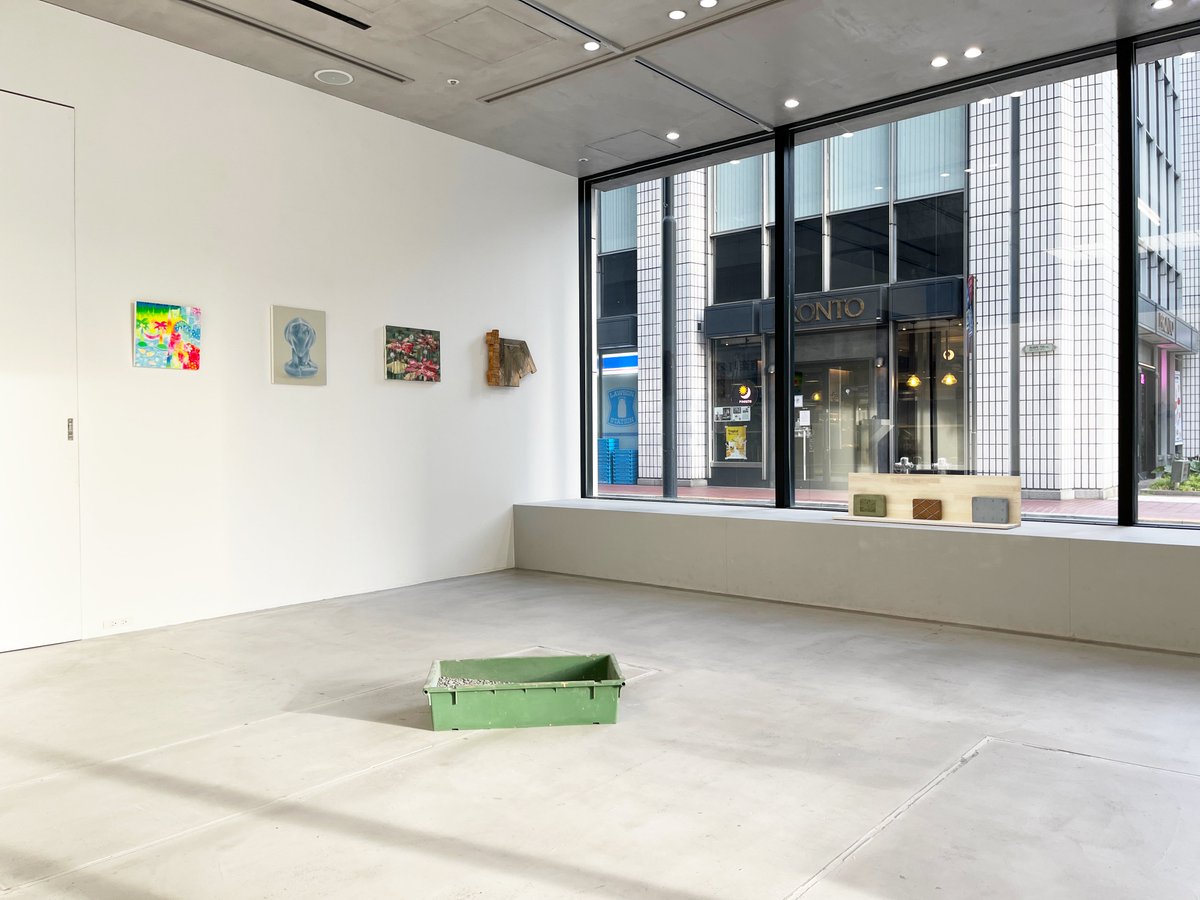 hamuzou's tweet image. 「MEMORIES 01」をCADAN有楽町で見た。10月末の閉廊に向けたラスト展覧会シリーズ第一弾。井上佳昭さんのセレクトによる、すべて女性アーティストの作品で構成した展示。テーマは『多様性と共感』。写真は三島喜美代さんの作品、篠崎裕美子さんの作品、会場風景。9/17まで。