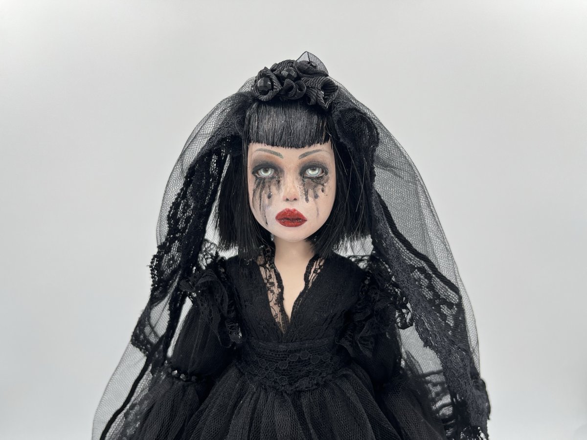 desdemonadolls's tweet photo. Dark Gothic Bride Art Doll https://t.co/MTNVUzrqpE via @Etsy.
#OoakArtDoll #ArtDoll #BrideArtDoll #DarkBride #CreepyArtDoll #etsysale #etsyshop #Gothic #halloween #halloween2023 #HorrorFam https://t.co/zakBqI30GZ