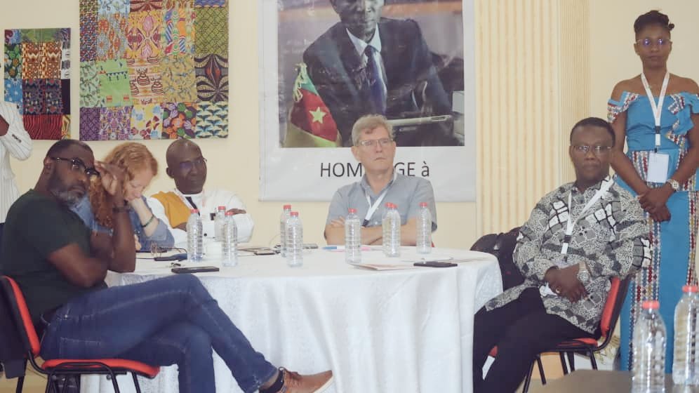 alicia_mouelle's tweet photo. Partage d'expérience avec @Mitoumba_EK pour la deuxième édition du FILMAC 2023 , #FILMAC2 à @hotelmerina1 à Yaoundé.
<< Un film est d'abord une marchandise. Un producteur doit savoir en avance à qui vendre et pour quel consommateur>> https://t.co/iSayhMJWo4