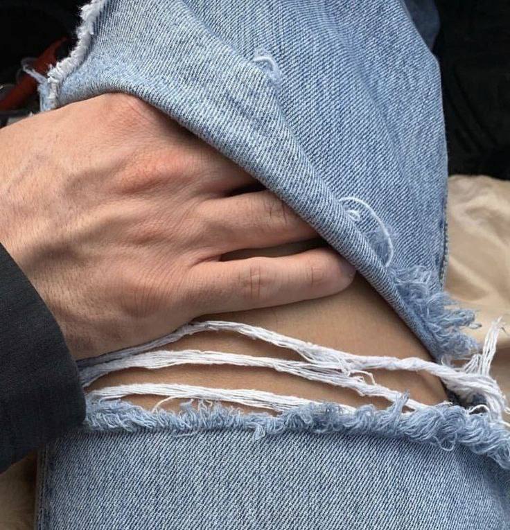 مامانم چرا زاپ شلوارت هر روز بیشتر میشه 
دوست پسرم :