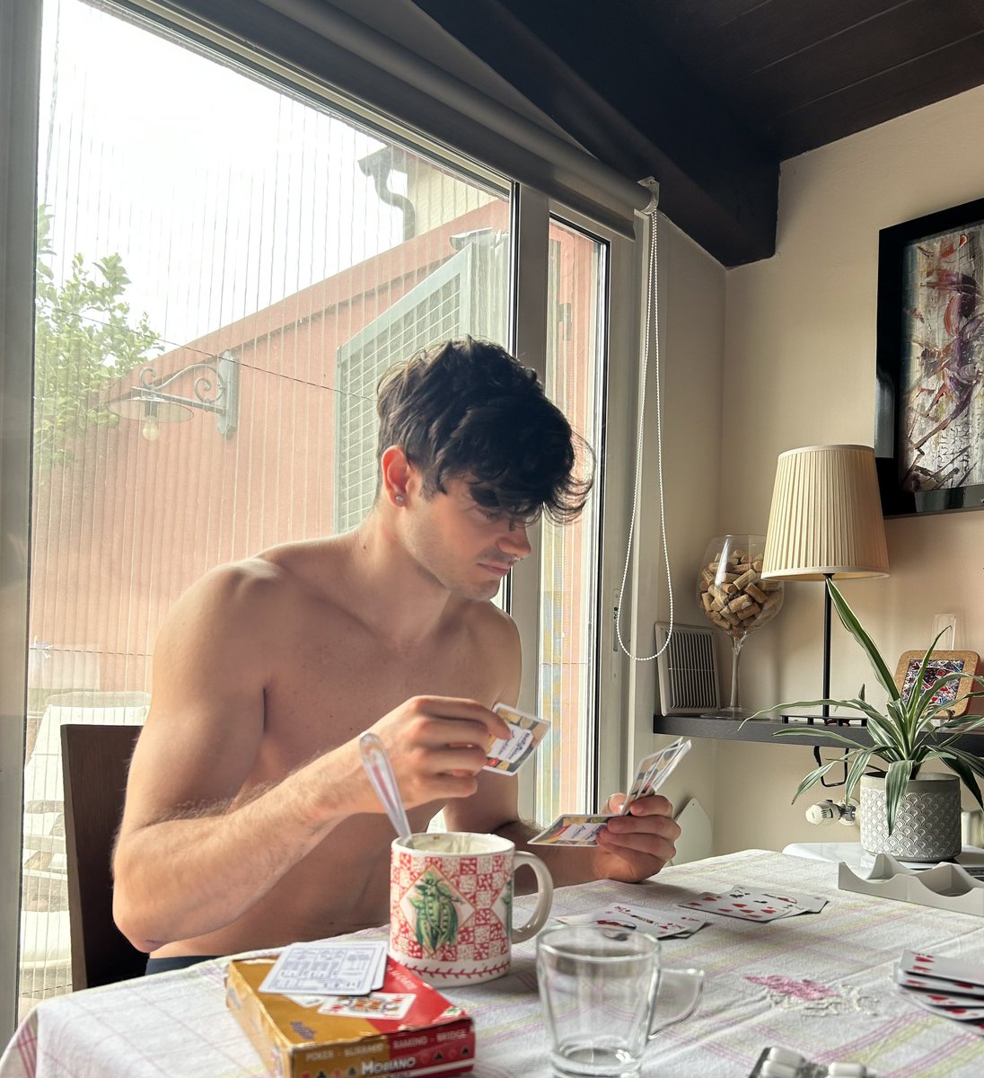 vorrei vivere come mio fratello: palestra 7/24 oltre a quello non fa un cazzo, si sveglia mangia e si mette a giocare a scala 40 e chi cazzo sta meglio di te