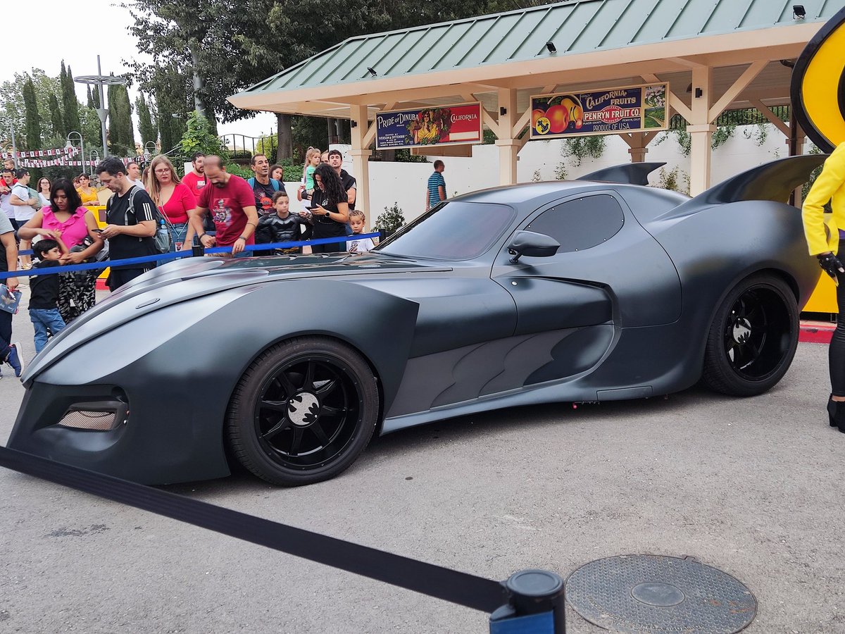PascuCharles's tweet photo. Ayer en @ParqueWarner fue el #BatmanDay y se lucieron los mejores batmovil ¿Con cual os quedáis? #BatmanWeek https://t.co/r34w06THwg