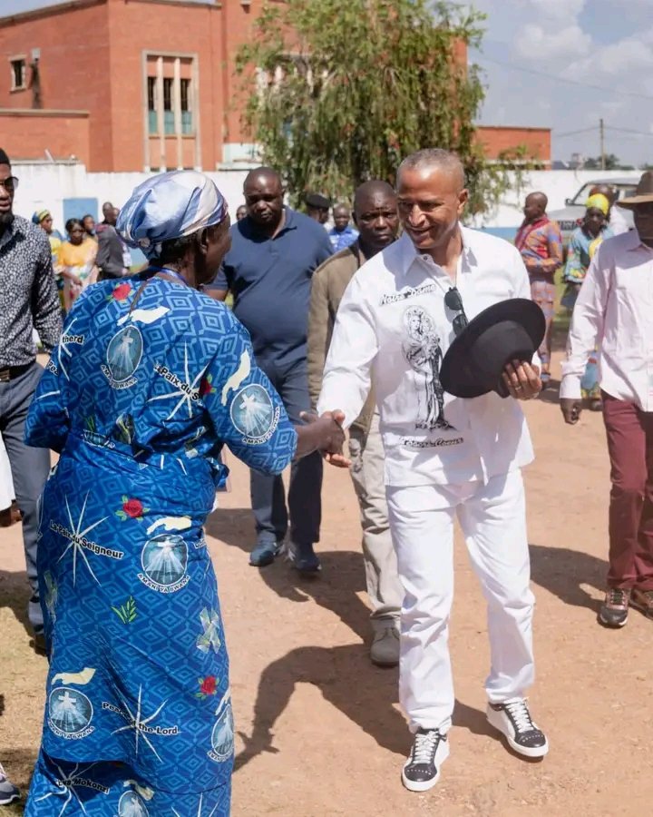 GracienUmba30's tweet photo. #falsh Les habitants de kolwezi préparer vous!!! Ce mercredi 20 septembre vous allez accueillir vôtre leader le chairman @moise_katumbi l'homme du peuple. https://t.co/CL4lqvgsXD