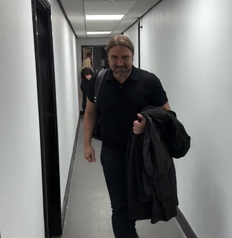 MrPaulRobinson's tweet photo. Big Daniel, once again looking like your  mate's uncle arriving for a stag do #lufc https://t.co/eYU3RdQ825