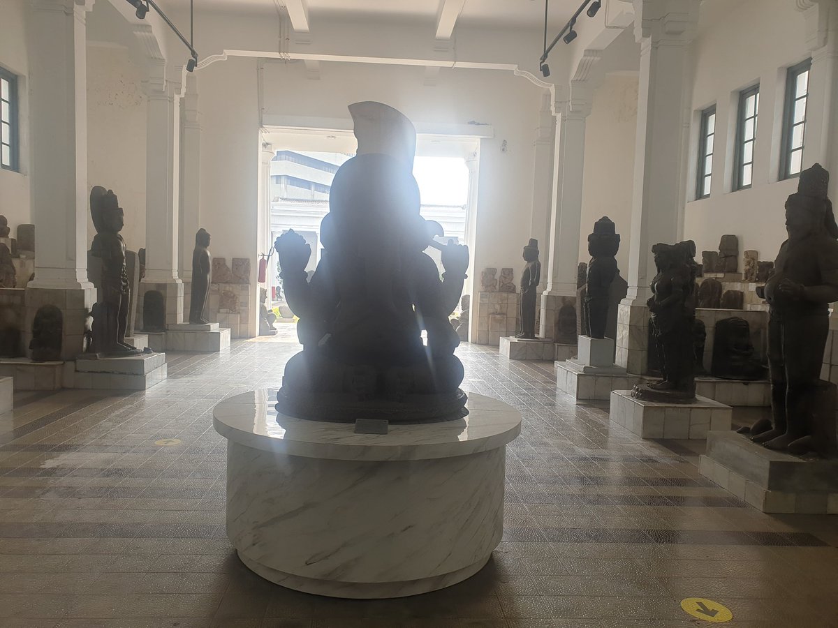 bonnietriyana's tweet photo. Saya sedang berada di Museum Nasional Indonesia sejak siang tadi. Menyaksikan sejauh mana dampak kebakaran di bagian belakang gedung A. Foto di bawah adl bagian loby Ged. A dan koridor menuju taman arca. Semua tampak aman tak tersentuh api. https://t.co/8STlEm63oH