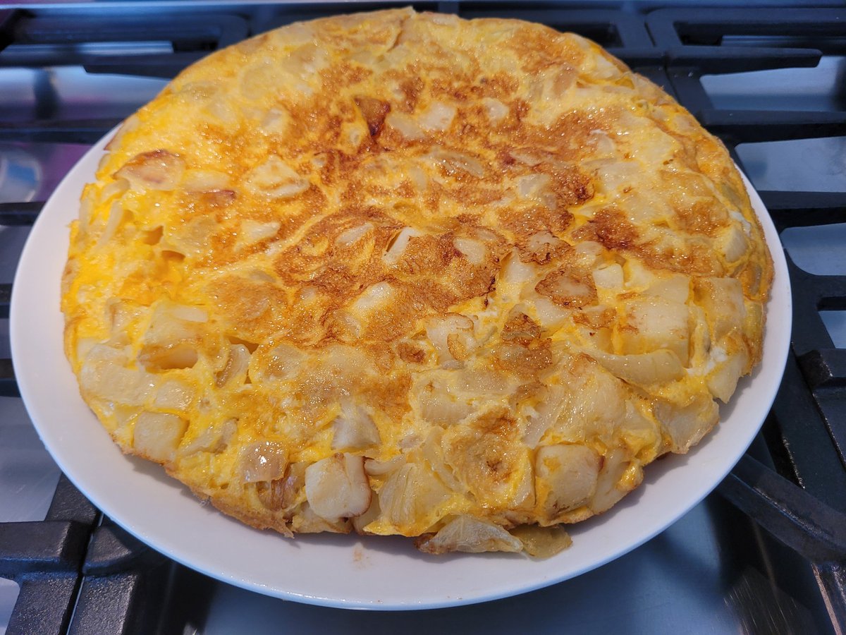 Rich0B's tweet photo. Super simple Spanish omlet. Fry some cubed potatoes, add sliced onions, then wisked eggs with a pinch of salt. 
Turn halfway through by placing a plate over and turning upside down, or finish off under grill. https://t.co/Cvq8AtaNLd