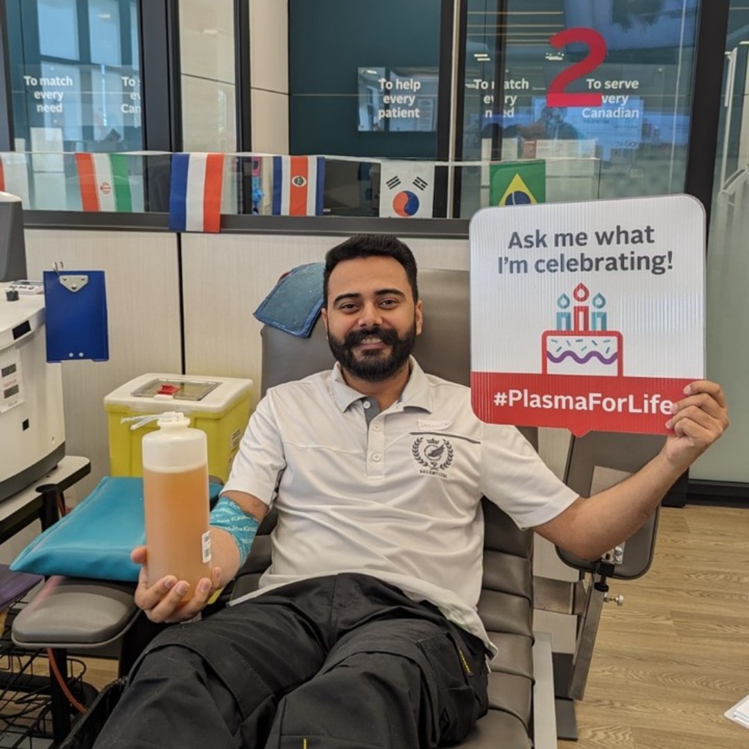 What’s that <a href="/JasvinderKulaar/">Jasvinder Kulaar</a> is holding? 🧐 

It’s lifesaving plasma! Plasma is the largest component of your blood, making up about 55% of it.

Every day, there are thousands of people in Canada who depend on plasma donations. 

Book now at blood.ca ❤️