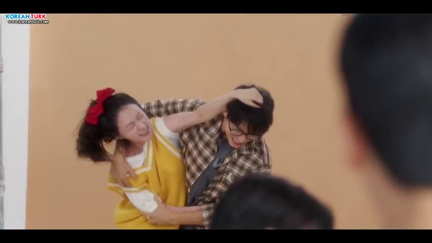 TaengVN's tweet photo. Hae suju üyelerinden bu kadar dayak yememiştir 😂 kıyamam yazık Youngsim ve ailesi tarafından çocuk hep dövüldü hahahha dizi çok komikti ayrıca hae'nin oyunculuğu güzeldi beklediğimden daha iyiydi yeni dizilerini merakla bekliyorum ☺😍💙🧡💜
#OhYoungsim
#Donghae https://t.co/xTFociFvNa