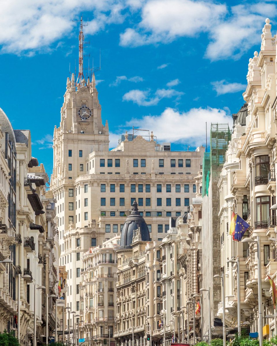 civitatis_fr's tweet photo. Direction Madrid !💃  Voici 5 lieux à visiter absolument lors de votre séjour dans la capitale espagnole ☀️

1- Le Palais Royal  🏰🌹

2- Le Musée du Prado 🎨🖼️

3- Le Parc du Retiro 🌳🚣

4- La Puerta del Sol 🕰️🎉

5 - Le Quartier de La Latina 🍷🥘 https://t.co/38qZhbTA2E