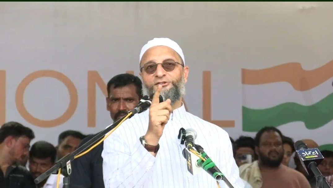 MehdiHa67774942's tweet photo. LIVE: #NationalIntegrationDay ke mauqe par mun'aqid jalsa mein Majlisi Quaideen ka khusoosi Khitaab
#Aimim #asaduddinowaisi #owaisi #nationalintegrationday #Nampally #ChaloNampally #Integration #integrationday #Hyderabad #OwaisiLive https://t.co/AxUDtfv2wf