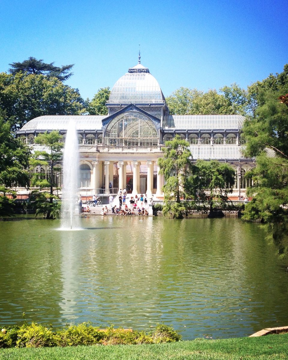 civitatis_fr's tweet photo. Direction Madrid !💃  Voici 5 lieux à visiter absolument lors de votre séjour dans la capitale espagnole ☀️

1- Le Palais Royal  🏰🌹

2- Le Musée du Prado 🎨🖼️

3- Le Parc du Retiro 🌳🚣

4- La Puerta del Sol 🕰️🎉

5 - Le Quartier de La Latina 🍷🥘 https://t.co/38qZhbTA2E