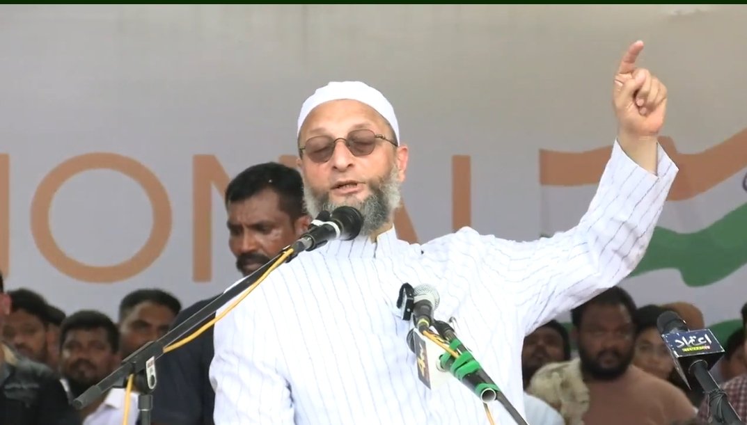 MehdiHa67774942's tweet photo. LIVE: #NationalIntegrationDay ke mauqe par mun'aqid jalsa mein Majlisi Quaideen ka khusoosi Khitaab
#Aimim #asaduddinowaisi #owaisi #nationalintegrationday #Nampally #ChaloNampally #Integration #integrationday #Hyderabad #OwaisiLive https://t.co/AxUDtfv2wf