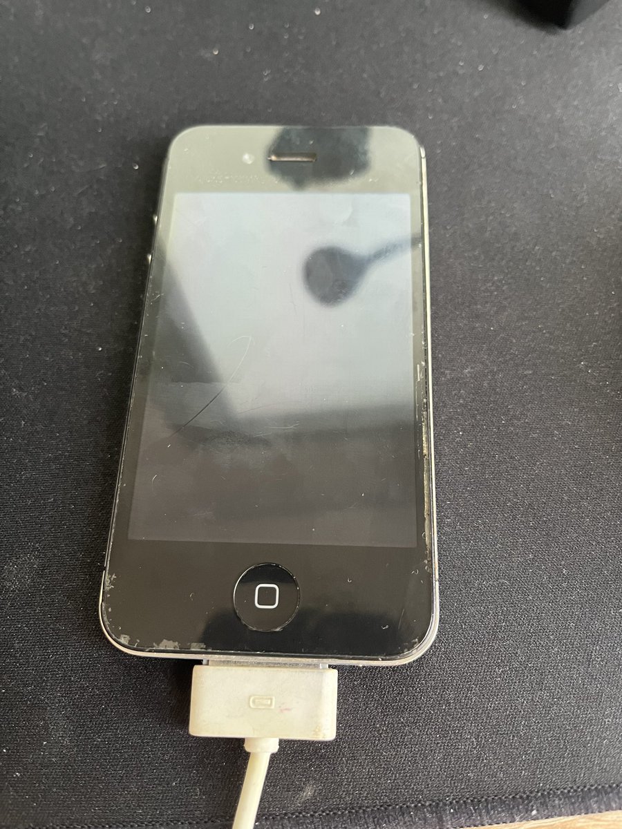 Found my old iPhone 4s, let’s see if it works 👀