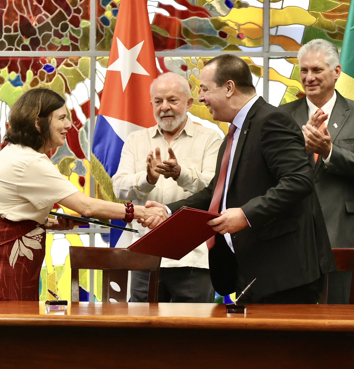 Cuba🇨🇺 y Brasil🇧🇷 inician nuevos caminos para la colaboración en los ámbitos de la Salud y la Biotecnología.

En presencia de los mandatarios de ambos países, este sábado firmamos un Protocolo de cooperación que así lo respalda.🤝

#CubaPorLaVida 🇨🇺

bitly.ws/UUP6