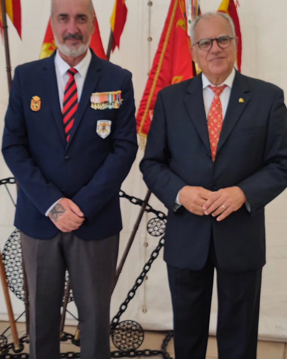 AAArtilleros_'s tweet photo. Precioso día en #LaGomera. Felicidades a la organización #RI49 y por supuesto a los 'Jurandos'.
El pte. de la asoc. ,fuera de protocolo: tuvo el honor de colocarle en solapa al pte. @CabildoLaGomera Sr. Curbelo,la insignia de artillería,la cual aceptó con mucho gusto y simpatía. https://t.co/oA9AvnSwNx