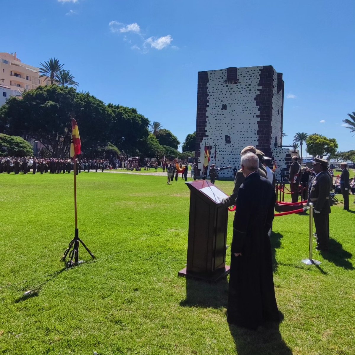 AAArtilleros_'s tweet photo. Precioso día en #LaGomera. Felicidades a la organización #RI49 y por supuesto a los 'Jurandos'.
El pte. de la asoc. ,fuera de protocolo: tuvo el honor de colocarle en solapa al pte. @CabildoLaGomera Sr. Curbelo,la insignia de artillería,la cual aceptó con mucho gusto y simpatía. https://t.co/oA9AvnSwNx