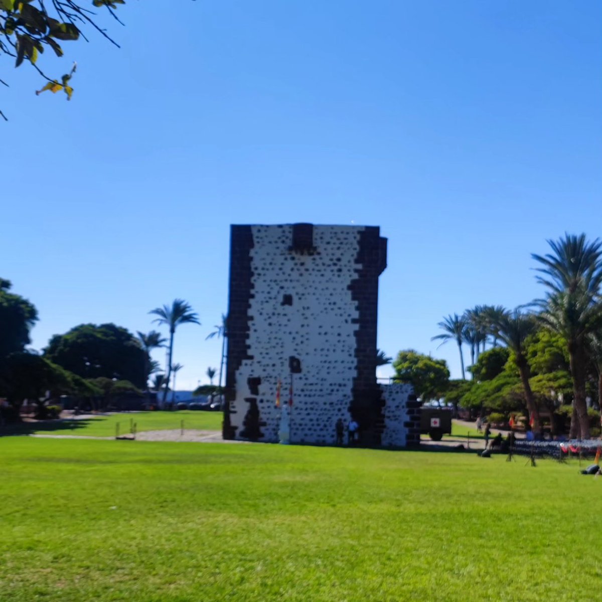 AAArtilleros_'s tweet photo. Precioso día en #LaGomera. Felicidades a la organización #RI49 y por supuesto a los 'Jurandos'.
El pte. de la asoc. ,fuera de protocolo: tuvo el honor de colocarle en solapa al pte. @CabildoLaGomera Sr. Curbelo,la insignia de artillería,la cual aceptó con mucho gusto y simpatía. https://t.co/oA9AvnSwNx
