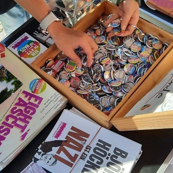 StuttgartAgr's tweet photo. 15.09. AgR Infostand beim Klimastreik.
Interesse an Material, aber auch viele Diskussionen am Stand, 36 verkaufte "Fight Fascism"-Magazine  Viele Menschen in der Klimabewegung, sehen soziale Frage - in Verbindung mit Klimakatastrohe - auch den Antifaschismus als  sehr wichtig. https://t.co/cGql70e6dp
