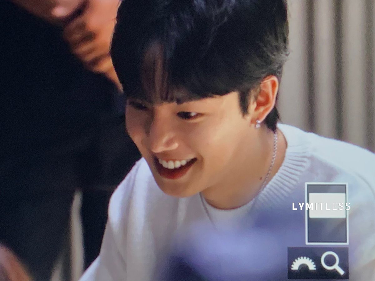 _lymitless's tweet image. 230917 가까이 다가와서 수제싸인폴라 만드는 미니 기특해 귀여워 사랑스러워 복복복🫳 #임영민 #영민 #LIMYOUNGMIN #YOUNGMIN