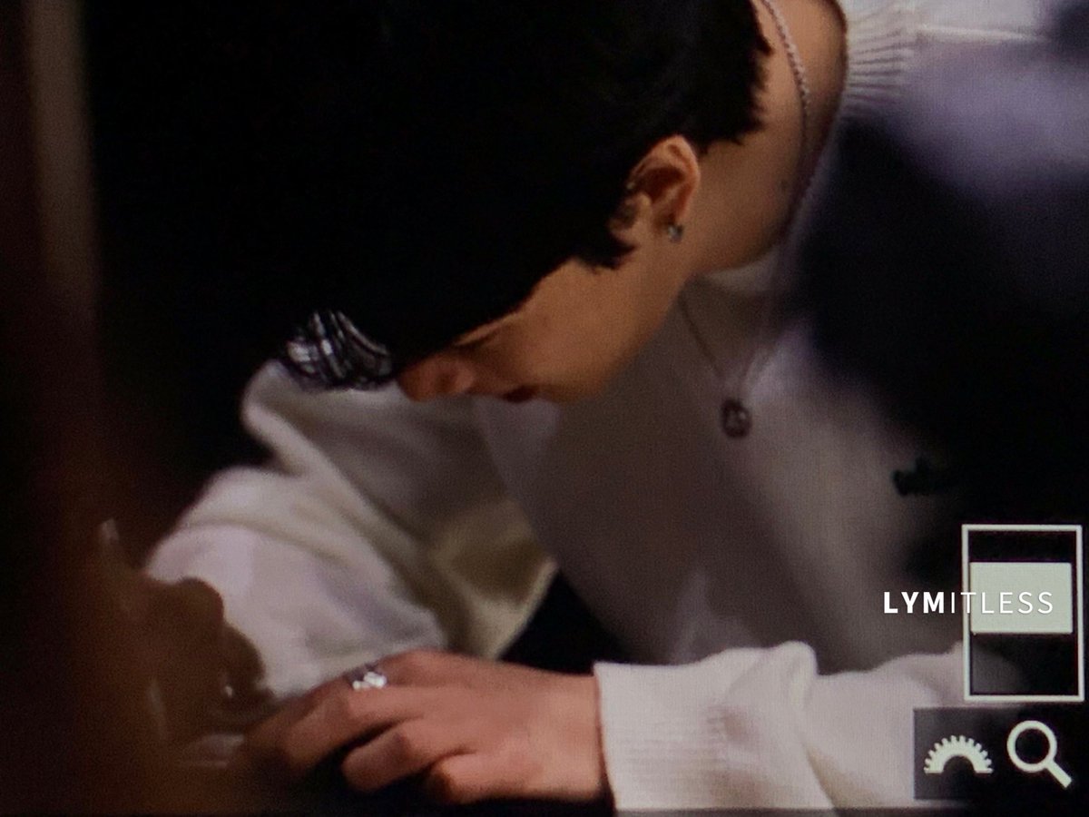 _lymitless's tweet image. 230917 가까이 다가와서 수제싸인폴라 만드는 미니 기특해 귀여워 사랑스러워 복복복🫳 #임영민 #영민 #LIMYOUNGMIN #YOUNGMIN