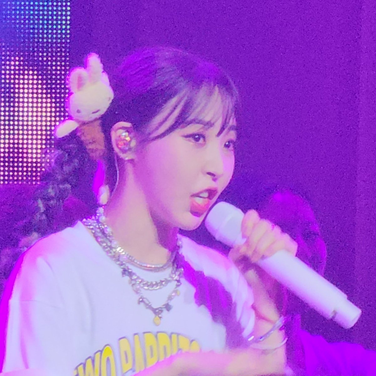 hamking92's tweet photo. 문별 머리 위에 토끼 뭐임? 개귀엽네🐰 https://t.co/AvHZP6B7pt