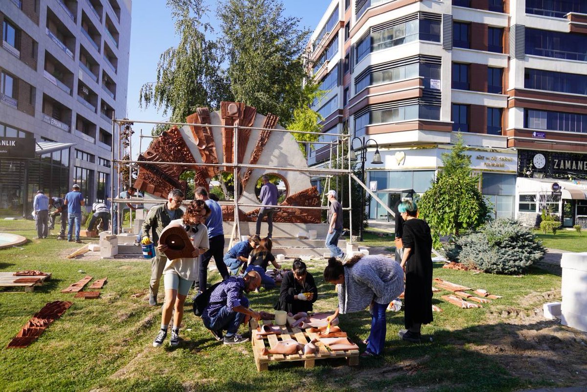 tepebasisanat's tweet photo. Sempozyumda son gündeyiz. Sabahın ilk saatlerinden itibaren sempozyum komitemiz, sanatçılarımız ve öğrenci asistanları, personelimiz Cumhuriyet Anıtı'nda yer alacak parçaları büyük bir özenle yerleştiriyor 🙌🏻

#PişmişToprakSempozyumu #TerraCotta #PişmişToprak #Eskişehir #Tepebaşı https://t.co/0GsV6FYeqU
