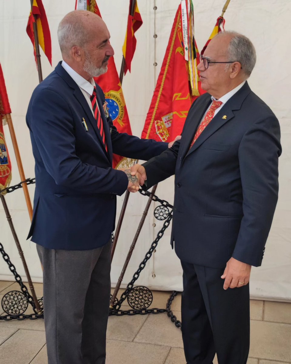 AAArtilleros_'s tweet photo. Precioso día en #LaGomera. Felicidades a la organización #RI49 y por supuesto a los 'Jurandos'.
El pte. de la asoc. ,fuera de protocolo: tuvo el honor de colocarle en solapa al pte. @CabildoLaGomera Sr. Curbelo,la insignia de artillería,la cual aceptó con mucho gusto y simpatía. https://t.co/oA9AvnSwNx
