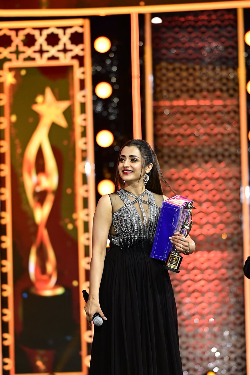 ManiVJVJVJ's tweet photo. இவள விட பேரழகிய கட்டுறவனுக்கு Life time settlement-draaaa #LCU #Trisha @trishtrashers #Leo #LeoUpdateday #SomethingSomething ❤️🔥 https://t.co/8vWR2W0xp9