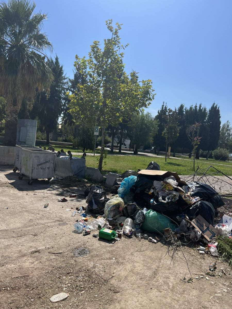 hindular's tweet photo. Bazen gelişmemiş bir ülke olduğumuz bir görüntüyle yüzümüze çarpar.  Bu görüntü çok cirkin. İnsanlarin parkta dinlendigi yerde, şehrin göbeğinde hem de.. yer: bostanli pazari arkasi, belediye otoparki

@izmirhim @izmirbld @karsiyakabel https://t.co/pLPBwwHcnB