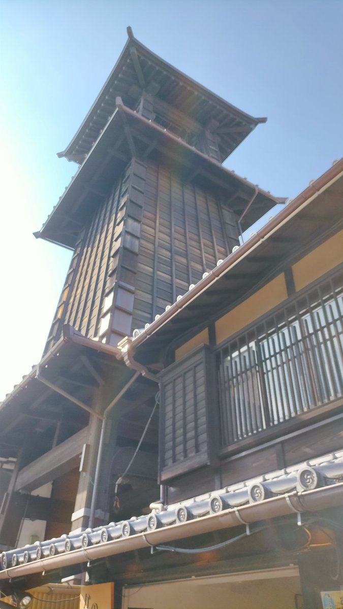 toakari0710's tweet photo. 川越で時の鐘、普通に撮影したんだけど、なんだこれ。
線みたいなやつが写りこんでる。
#川越 #時の鐘 https://t.co/KbrwoEyJ0n