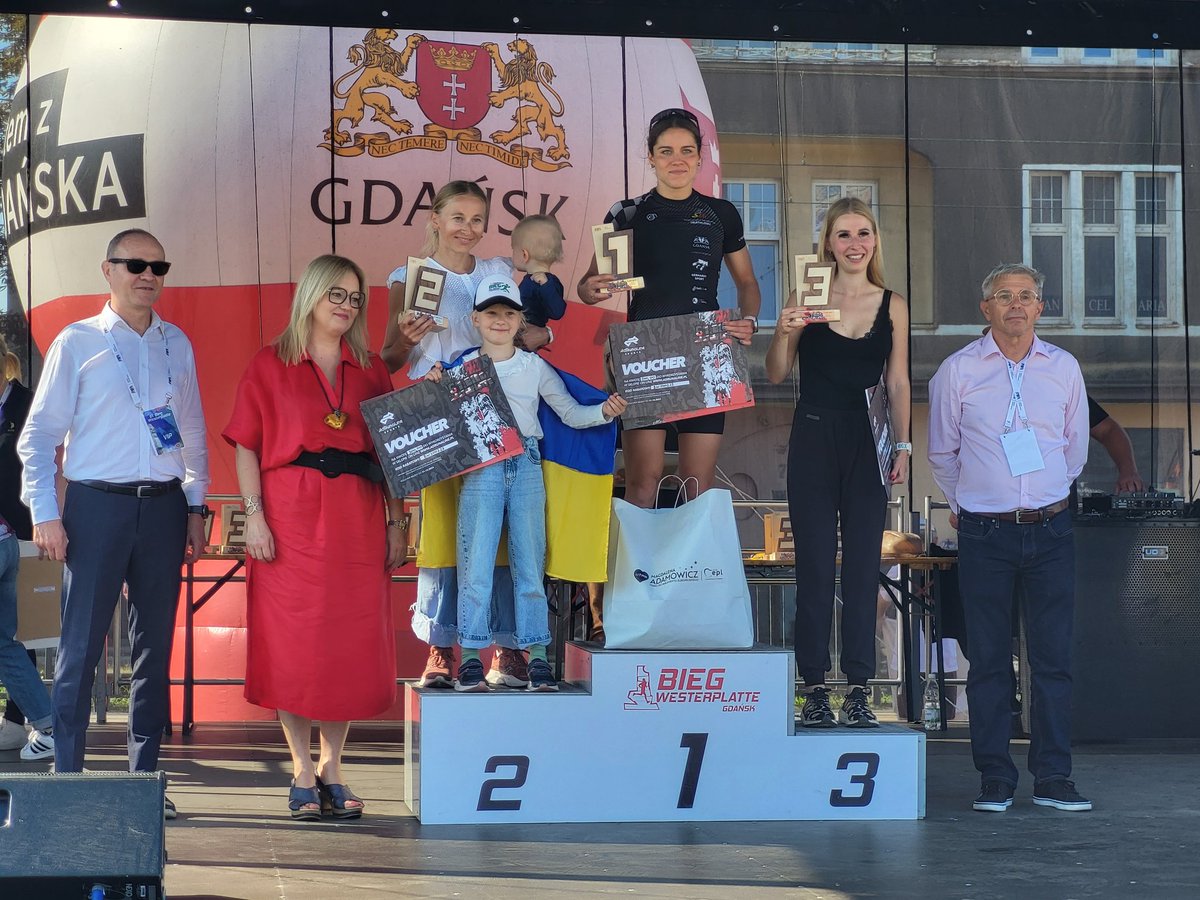 GdanskSport's tweet photo. Dekoracja najszybszych 🏃🏻biegaczek i 🏃🏻biegaczy 61. Biegu Westerplatte. Gratulujemy WSZYSTKIM, którzy stanęli dziś na starcie tej wyjątkowej imprezy 😍
W @gdansk
#RUNGDN #sportgdansk https://t.co/4lPYHE2mfi
