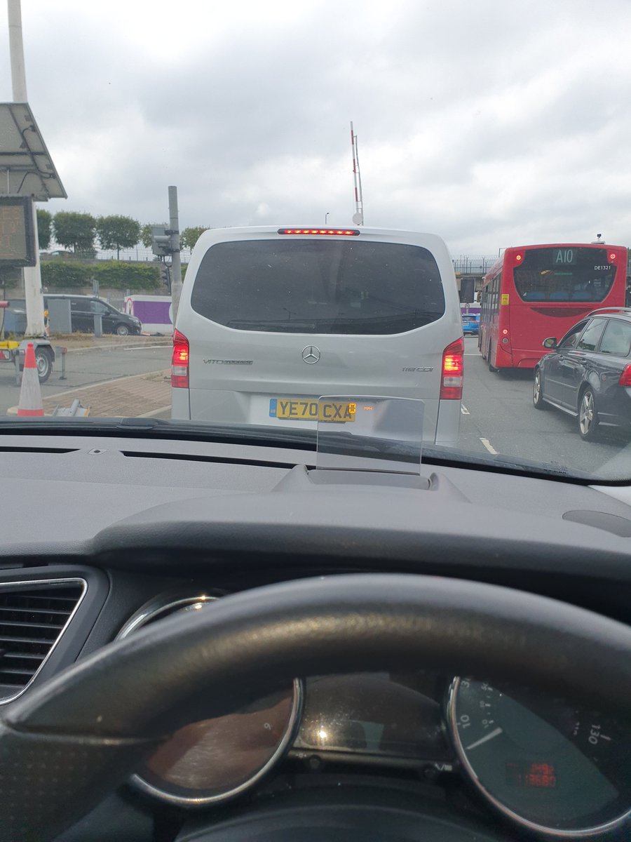 royillsley's tweet photo. On way to Oracle Cloud World, this moron thinks barging in is acceptable https://t.co/TNl8aNDXAU