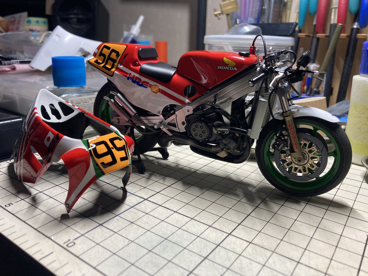 RedInari's tweet photo. ゆっくりの製作になっていますがようやっと終盤が見えてきました。
現状残っている作業はカウルの磨きですが、今は乾燥待ちの状態です🎵
簡単かと思った塗り分けが意外と鬼だった❗️
#NSR500
#バリバリ伝説
#バイクプラモ盛上げ隊 https://t.co/L5qyyVwxH0