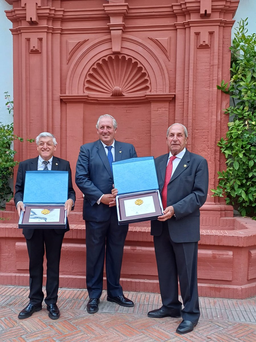 En el día de ayer nuestra hermandad rindió merecido homenaje a dos hermanos, ejemplo de amor a nuestros Sagrados Titulares. D. José Sanz Laguna y D. Diego Jiménez Córdoba.