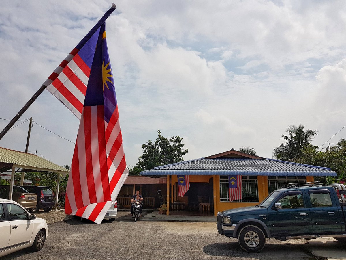 Rasa tenteram hati ni bila dapat balik kampung jumpa mak. Beri kekuatan. Bila mak ayah berusia 60-80 tahun ni, bila-bila masa je mereka boleh pergi tinggalkan kita. Manfaatkan sebaiknya. Ramai dah takde peluang itu. Rasa sayu je masa mak hantar sampai pintu rumah dan lambai.