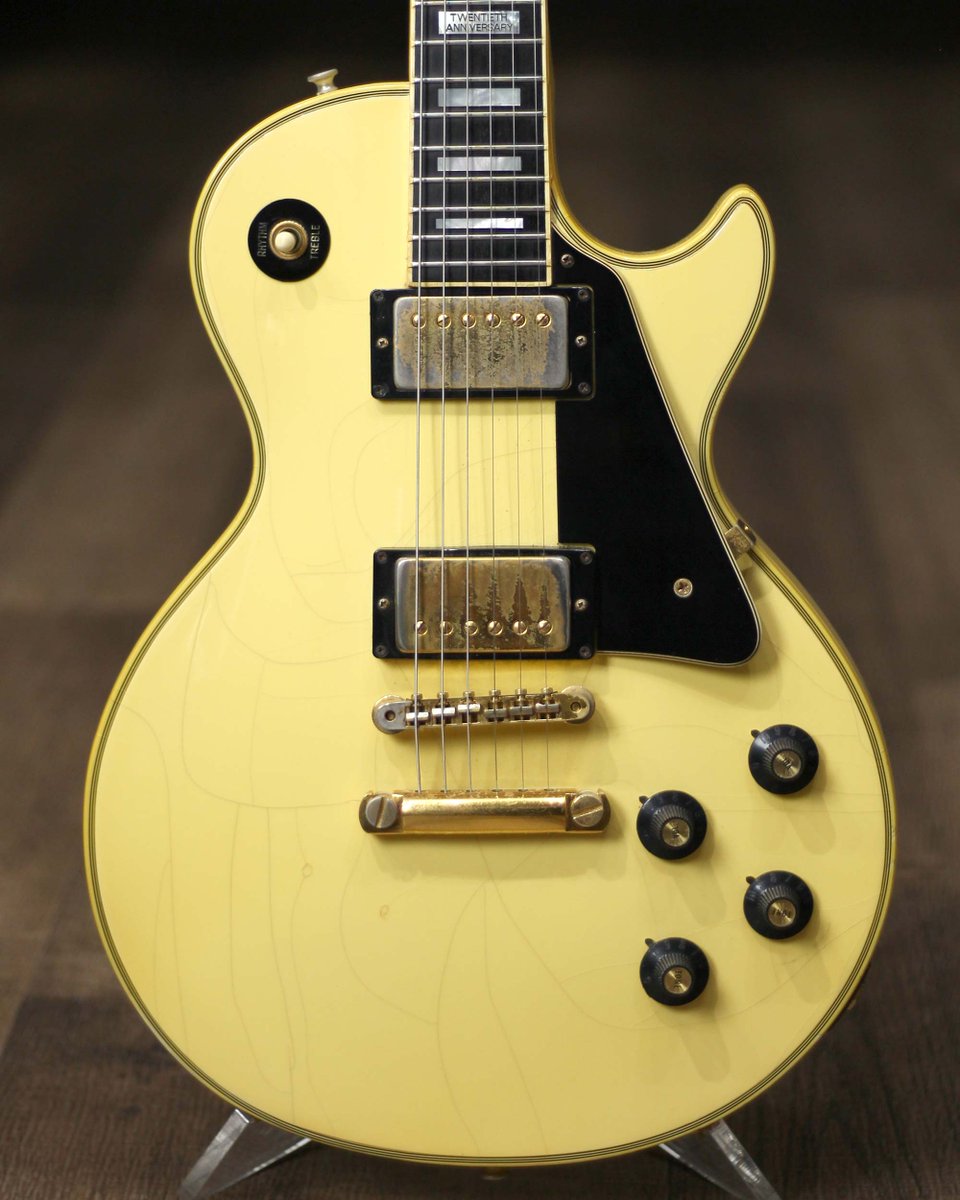 218Guitars's tweet photo. Gibson 20th Annniversary 1974 Les Paul Custom White

1954年の発売から20周年を記念し、15フレットのインレイに「20th Anniversry」が刻印されたホワイトフィニッシュの1974年製 Gibson Les Paul Custom。

塗装の色焼け、ウェザーチェック、スタンドによる塗装焼けなど経年相応の使用感はあるものの、極端に大きなダメージや木部の修理歴などは無く、演奏��も良好でしっかり使える”格好良い”レスポールカスタムです。