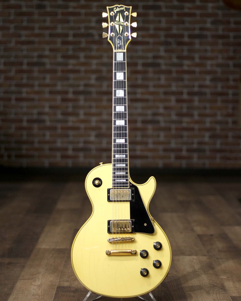 218Guitars's tweet photo. Gibson 20th Annniversary 1974 Les Paul Custom White

1954年の発売から20周年を記念し、15フレットのインレイに「20th Anniversry」が刻印されたホワイトフィニッシュの1974年製 Gibson Les Paul Custom。

塗装の色焼け、ウェザーチェック、スタンドによる塗装焼けなど経年相応の使用感はあるものの、極端に大きなダメージや木部の修理歴などは無く、演奏��も良好でしっかり使える”格好良い”レスポールカスタムです。